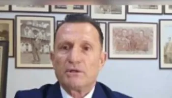 Çështja ‘Partizani’, avokati Cakrani: Balla një kallëzues i rremë, gjyqi më qesharak në histori  Avokati Kujtim Cakrani i cili ishte i ftuar në emisionin e mëngjesit Kafe Shqeto në Syri tv e ka cilësuar procesin gjyqësor për çështjen “Partizani”, si “më qesharakun që mund të ketë ndodhur ndonjëherë” dhe ka lëshuar sulme direkte ndaj kreut të grupit parlamentar socialist, Taulant Balla, dhe SPAK-ut.  Në qendër të argumentit të avokatit ishte absurditeti, sipas tij, i padisë. “Të bësh gjyq me pronarin pse ke marrë tokën tënde. T’i thuash pronarit pse ke marrë tokën tënde dhe ke investuar,” deklaroi ai, duke e quajtur situatën një farsë. Ai argumentoi se pronari legjitim ka zhvilluar tokën e tij dhe nuk ia ka vjedhur atë askujt, as shtetit e as ndonjë pronari tjetër. Sipas tij, kjo logjikë ndjekjeje penale vjen nga një mentalitet që nuk e kupton konceptin e pronës private, duke e sulmuar ashpër Taulant Ballën. “Një plebe, një skllav i lindur, nuk e kupton dot pronarin privat. Asnjë nga Partia Socialiste s’e kupton dot çfarë do të thotë pronar,” u shpreh avokati.  Gjatë bisedës me moderatorin Flavio Qarri, avokati e akuzoi drejtpërdrejt Taulant Ballën si një “kallëzues i rremë”, duke pretenduar se denoncimi nuk është bërë realisht prej tij, por nga qarqe të tjera që e përdorin atë. “Taulanti është kallëzues i rremë. Balla nuk ishte në gjendje t’u përgjigjej në gjykatë pyetjeve që lidheshin me vetë kallëzimin që kishte firmosur. E gjithë kjo, sipas tij, është një manovër politike që ka si qëllim të vetëm përfshirjen e ish-kryeministrit Sali Berisha në çështje, duke shfrytëzuar një ligj të miratuar gjatë qeverisjes së tij, i cili, sipas avokatit, u ka kthyer pronat mijëra pronarëve legjitimë.  Flavio Qarri: Komentet e Taulant Ballës, pyetjet që ju bën, i kemi lexuar të gjithë besoj. Të fillojmë nga Cakrani meqë e ka ekspertizë këtë pjesë…  Kujtim Cakrani: Flavio, shiko, ai është gjyqi më qesharak që mund të ketë ndodhur ndonjëherë, jo në Shqipëri, por edhe në Evropë. Tani, të bësh gjyq me pronarin pse ke marrë tokën tënde. Pra, t’i thuash pronarit, pse ke marrë tokën tënde dhe ke investuar. Supozojmë, ai e ka marrë tokën e tij. E ka marrë dhe e ka zhvilluar tokën. Kë tokë ka marrë ai? Ja ka vjedhur dikujt tokën, i ka vjedhur shtetit tokën? I ka vjedhur ndonjë pronari tjetër tokën? Ore, e kupton sa qesharake është? Ai atje ka investuar. Ti çfarë i thua, pse ke investuar në tokën tënde Ore, e kupton çfarë nivelesh ka arritur apo jo? Po një, plebe, një skllav i lindur nga malet e Librazhdit, si Taulant Balla nuk e kupton dot pronarin privat Flavio. Asnjë nga Partia Socialiste s’e kupton dot çfarë do të thotë pronar. As ajo, mbesa e Beqirit. Nuk e kupton dot çfarë do të thotë pronar. Se kur vjen nga skllavëria, nga plebeu, nuk e kupton dot dhe Taulant Balla, është tipiku i plebeut skllav. Nuk e kupton dot.  Flavio Qarri: Po si e komentoni atëherë sjelljen arrogante jashtë dhe atë sjelljen e çuditshme brenda?  Kujtim Cakrani: Ore, ma ke marrë tokën 75 vite, ma more tokën 80 vite, më paguaj qiranë o vëlla ti. Më ke rrëmbyer tokën në 45-ën, më ke nxjerrë jashtë, më ke shkatërruar familjen, më ke shkatërruar çdo gjë të shenjtë dhe të shtrenjtë të jetës time. Më ke marrë tokën, unë po marr tokën time. Ku është këtu problemi që kjo çështje duhet të kalojë, në ndjekje penale. Ku është mo vëlla? Nga ai ligji i Sali Berishës kam fituar edhe unë. I bie që unë kam korruptuar Sali Berishën? Unë kam korruptuar Këshillin e Ministrave? Unë e kam përfituar, familja ime dhe shyqyr që u bë ai ligj. Shyqyr që përfitojnë pronarët, kanë përfituar mijëra, mijëra pronarë. Nga ai ligj. Ja, unë ky që po flet këtu, i bie që unë duhet të hetoj SPAK-un se unë kam korruptuar Sali Berishën…  Flavio Qarri: E kuptoj, ishte pyetje juridike avokat për komentet e Taulant Ballës. Si i vlerësoni ato? Flas për përgjigjet që i dha brenda.  Kujtim Cakrani: Taulanti është kallëzues i rremë vëlla. Taulanti nuk ia ka bërë kallëzimin Taulantit. Duhet të kuptoni diçka. As për zotin Meta nuk e ka bërë kallëzimin ata. Kallëzimet janë bërë diku tjetër, e kupton? Taulanti është kallëzues i rremë. Taulanti nuk u përgjigj dot asnjë pyetje, nga ato që ai kishte shkruajtur vetë në kallëzimin penal. Dhe unë të isha si Malltezi sot do merrja të zbardhur transkriptin e e gjykatës së sotme do t’i bëja kallëzim penal atij individi, atij palaço. E kuptoni apo jo? Sepse këta krijojnë urrejtje, alimentojnë urrejtje sot akoma ndaj pronarëve legjitimë. E kupton apo jo? Kjo është e pafalshme, është e papranueshme. Taulant Balla dje nuk ka thënë asgjë nga ato që kishte në kallëzim. Madje mori kallëzimin do lexonte kallëzimin se s’dinte çfarë kishte shkruajtur. Sepse ai, ai nuk e ka bërë vetë dhe ai nuk ka ditur çfarë ka bërë. Ajo ka qenë, ajo çështje kur është kallëzuar, është kallëzuar për shpërdorim detyre. Dhe ajo është kallëzuar për Jamarbër Malltezin, jo për Sali Berishën. Po mua, si ka mundësi që ti, prokuroria e posaçme hetoi Jamarbër Malltezin pa emër deri, dy javë para se të nxirrte, të kërkonte masën e arrestit. Dhe ndërkohë pse duhet ta hetonte ajo dhe jo prokuroria e Tiranës? Që këtu ka lindur gjithë, kleçka juridike. Nëse dikush, nëse unë çoj një kallëzim penal për një individ që nuk ka lidhje fare me, pushtetin e kështu me radhë, në kuptimin që nuk e lidh gjë. S’ka pasur funksione publike e kështu me radhë, përse duhet ta hetojë SPAK-u? Po ajo kishte një qëllim prapavijë, sepse duhej patjetër të involvohej, të përfshihej zoti Berisha. Kjo është e vërteta. Është te zoti Meta që i kanë hetuar vjehrrën e zotit Meta, si ka marrë tokën në 91-shin, kanë thirrur dhe komisionin e tokës të 91-shit, si ka marrë tokën zonja, ajo ish-vjehrra e zotit Meta, e kupton çfarë bëjnë këta more o ti? E kupton çfarë kapërcimesh juridike bëjnë këta apo jo?  Kjo është e tmerrshme me këta sepse, sepse këta nuk mbajnë përgjegjësi për veprimet e tyre o Flavio. Ky është, problemi i kësaj. Nuk mbahet përgjegjësi për veprimet e tyre kur ju prishet nesër në gjykatën e Strasburgut. Po sa vendime kemi ne që na ka prishur gjykata e Strasburgut…