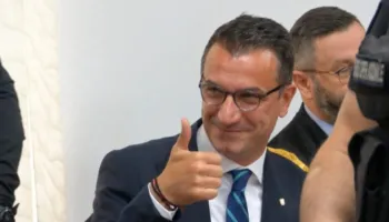 Çfarë nuk u pa në seancën e Veliajt, kush ishin personazhet publike që morën pjesë në proces, momenti kur i puthin dorën