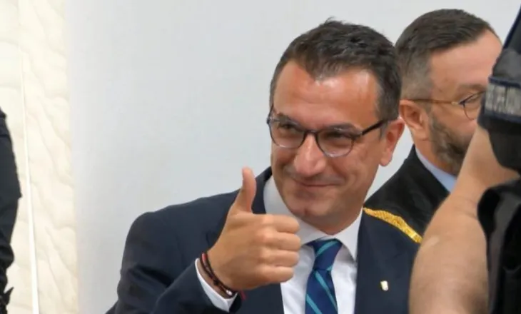 Çfarë nuk u pa në seancën e Veliajt, kush ishin personazhet publike që morën pjesë në proces, momenti kur i puthin dorën