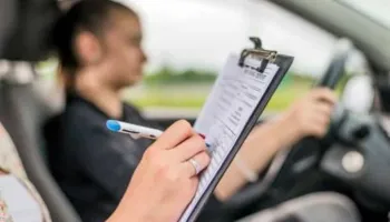 Çmimi i naftës godet edhe autoshkollat, shqetësimi ngrihet nga operatorët në Elbasan