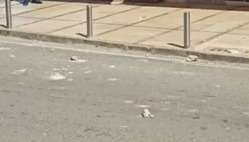 Copa betoni bien nga fasada e pallatit në Durrës, rrezikojnë kalimtarët