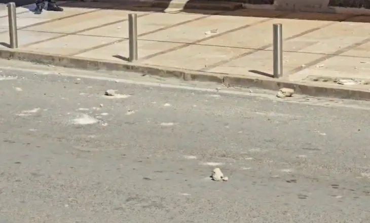 Copa betoni bien nga fasada e pallatit në Durrës, rrezikojnë kalimtarët