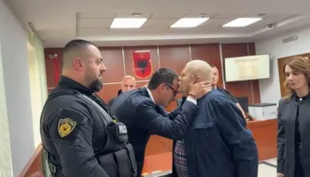 ‘Ç’të mbeti nga burgu, do ta bëj unë’, Robert Ndrenika përqafon i përlotur Veliajn
