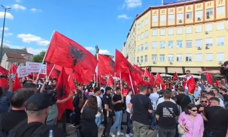 Debati për gjuhën shqipe, studentët mblidhen për protestën e thirrur në Shkup