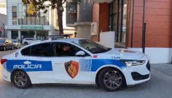 Degradon konflikti familjar në Cërrik, vëllai merr ekskavatorin dhe dëmton shtëpinë e motrave të tij