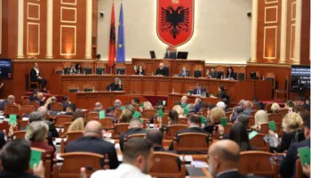 Demokratët e pritën tërë ditën, Rama shkoi pas mesnate në Kuvend. Miratohet akti normativ për uljen e akcizës