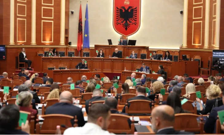 Demokratët e pritën tërë ditën, Rama shkoi pas mesnate në Kuvend. Miratohet akti normativ për uljen e akcizës