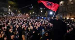 Denoncimi: Policia e Ramës rrëmben dhe kërcënon qytetarin në Kombinat për ta penguar të dalë në protestë