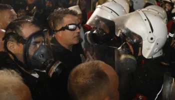 Deputetët e PD me maska dhe përballje frontale, çfarë nuk u pa në protestën e tetë të opozitës