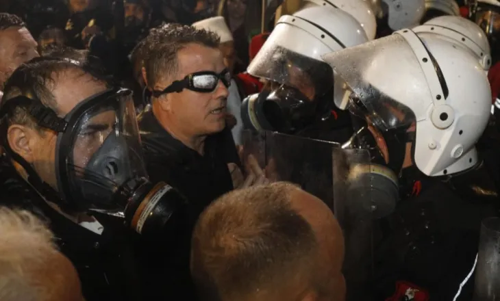 Deputetët e PD me maska dhe përballje frontale, çfarë nuk u pa në protestën e tetë të opozitës