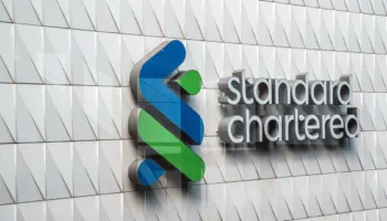 Deri në 2030, Standard Chartered do të reduktojë mbi 15% të stafit në funksionet mbështetëse