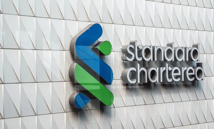 Deri në 2030, Standard Chartered do të reduktojë mbi 15% të stafit në funksionet mbështetëse