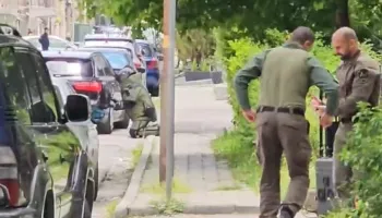 Detaje nga alarmi për eksploziv në Korçë, pronari i makinës lajmëroi policinë pasi pa pakon tek goma, forcat xheniere do bëjnë hapjen