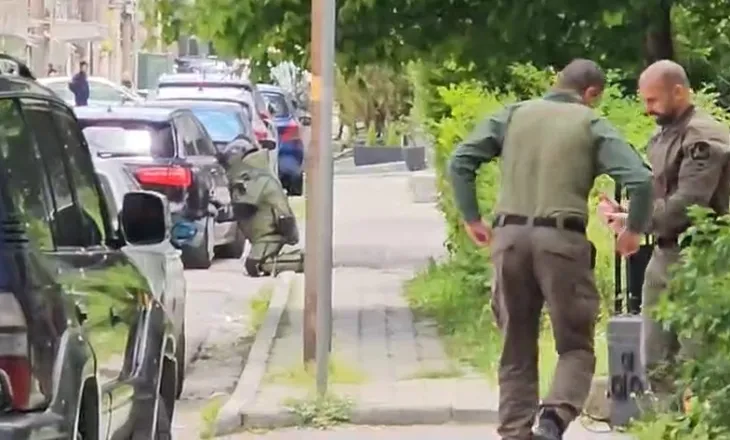Detaje nga alarmi për eksploziv në Korçë, pronari i makinës lajmëroi policinë pasi pa pakon tek goma, forcat xheniere do bëjnë hapjen
