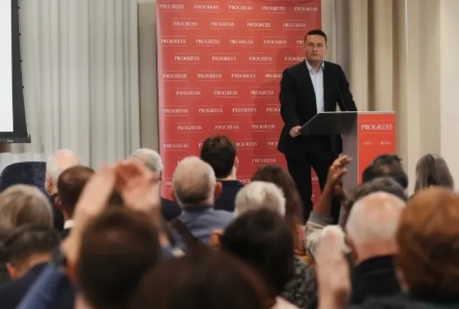 Dha dorëheqjen nga posti qeveritar, ish ministri i Starmer njofton kandidimin për kreun e Partisë Laburiste