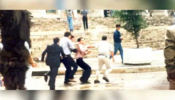 Dhuna ndaj socialistëve në shesh, 30 vjet nga protesta që përfundoi në rrahjen dhe goditjen e drejtuesve të opozitës