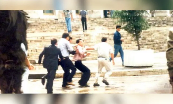 Dhuna ndaj socialistëve në shesh, 30 vjet nga protesta që përfundoi në rrahjen dhe goditjen e drejtuesve të opozitës