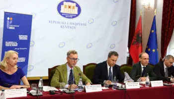 “Dialog politik, për të përmbushur kriteret”/ Ambasadori i BE në Tiranë: Vazhdoni reformat, duhet të ruani…