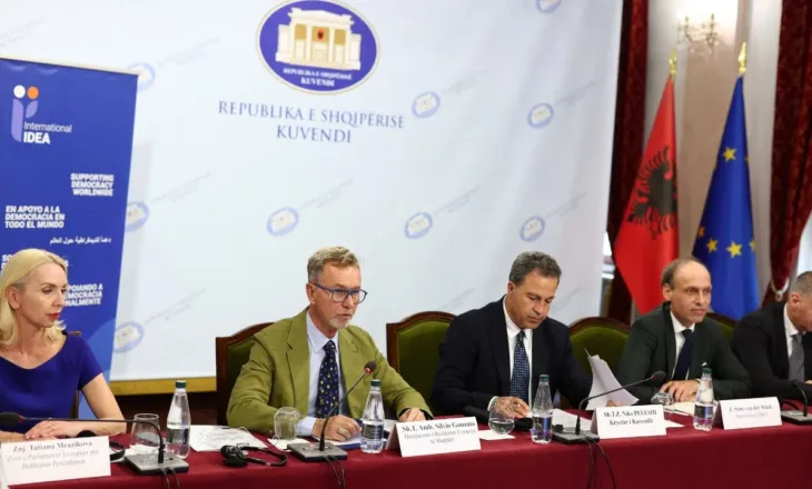 “Dialog politik, për të përmbushur kriteret”/ Ambasadori i BE në Tiranë: Vazhdoni reformat, duhet të ruani…