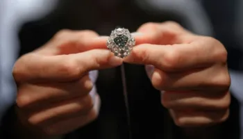 Diamanti më i veçantë në botë u shit në një ankand në Gjenevë për gati 15 milionë euro