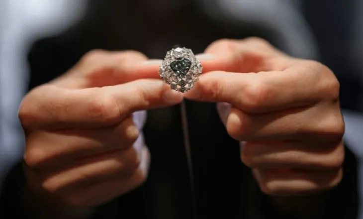 Diamanti më i veçantë në botë u shit në një ankand në Gjenevë për gati 15 milionë euro