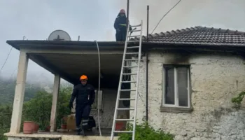 Digjet banesa në Gjirokastër, dyshohet për shkëndijë elektrike në rrjetin e brendshëm