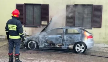 Digjet një automjet në oborrin e Dioqezës së Lezhës, dyshohet për shkëndijë elektrike