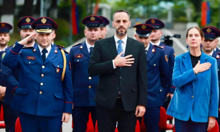 Diplomohen studentët e Akademisë së Sigurisë, Lamallari: Mbajeni uniformën me krenari, por pa arrogancë