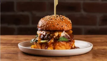 Dita Botërore e Burgerëve – si lindi dhe çfarë e bën atë kaq të preferuar?