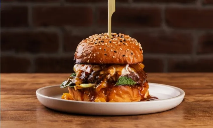 Dita Botërore e Burgerëve – si lindi dhe çfarë e bën atë kaq të preferuar?