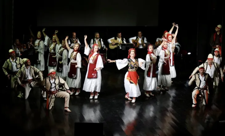 “Dita e Ansamblit- Brez pas Brezi” bashkon në skenë artistët ndër vite të Ansamblit Kombëtar  