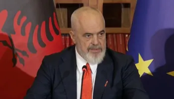 “Ditë e bekuar, natë e ndritshme”, Rama uron Kurban Bajramin, publikon pamje nga spektakli i fishekzjarreve pranë Namazgjasë