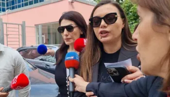 “Do flasë kur të dojë”/ Rreth 30 minuta në SPAK, Karçanaj pyetet për përgjegjësitë në AKSHI, avokatja shtyn mikrofonat