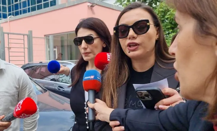 “Do flasë kur të dojë”/ Rreth 30 minuta në SPAK, Karçanaj pyetet për përgjegjësitë në AKSHI, avokatja shtyn mikrofonat