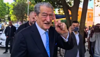 “Do ketë një lajm”/ Sali Berisha paraqitet në SPAK, ka dhe një ‘premtim’ për gazetarët