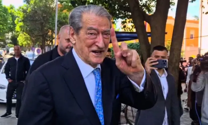 “Do ketë një lajm”/ Sali Berisha paraqitet në SPAK, ka dhe një ‘premtim’ për gazetarët