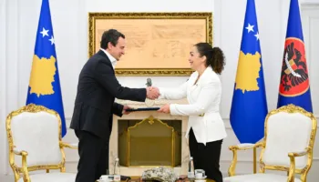 Dorëzohen listat e kandidatëve, Vetëvendosje i “beson” Albin Kurtit. LDK zgjedh Vjosa Osmanin