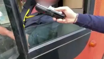 Drejtonte furgonin me nxënës në gjendje të dehur, arrestohet shoferi në Elbasan