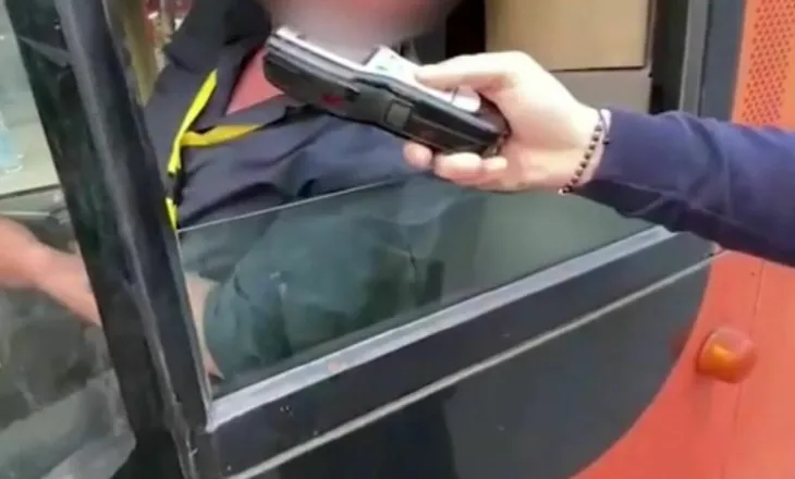 Drejtonte furgonin me nxënës në gjendje të dehur, arrestohet shoferi në Elbasan