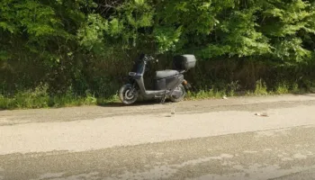 Drejtonte motomjet elektrik në gjendje të dehur, 66-vjeçari në Divjakë humb kontrollin dhe bie në kanal