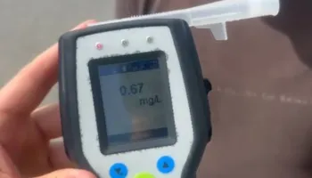 Drejtonte në gjendje të dehur furgonin me 13 nxënës, ndalohet shoferi në Belsh