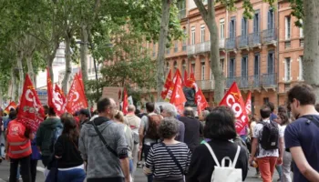 “Duam bukë, paqe dhe liri”/ Protestë për 1 majin në Francë, aktivistët mbushin rrugët, kërkojnë paga më të larta