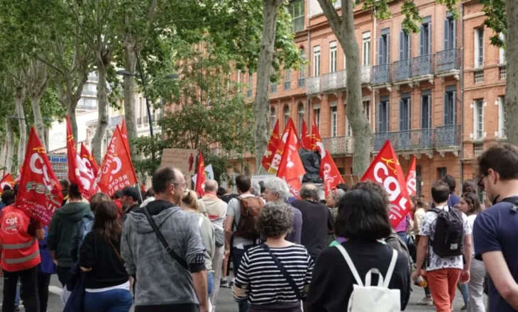“Duam bukë, paqe dhe liri”/ Protestë për 1 majin në Francë, aktivistët mbushin rrugët, kërkojnë paga më të larta