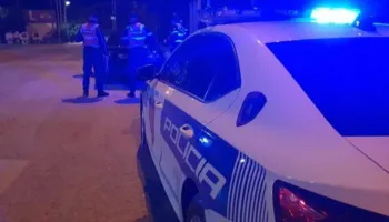 Durrës/ Shoferi i dehur në timon nuk i ndalon patrullës, gjatë ndjekjes përplas automjetin e policisë, vihet në pranga