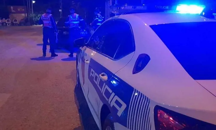 Durrës/ Shoferi i dehur në timon nuk i ndalon patrullës, gjatë ndjekjes përplas automjetin e policisë, vihet në pranga