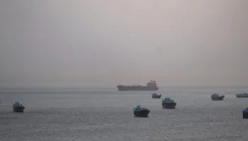 Dy çisterna kineze dalin nga Ngushtica e Hormuzit, ulet çmimi i naftës