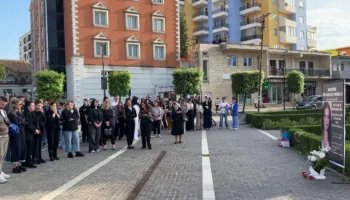 Dy muaj nga vdekja tragjike e Xhuana Nikollajt, të afërmit dhe qytetarët e Lezhës ndezin qirinj në kujtim të saj   