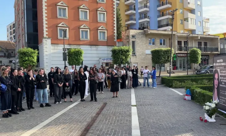 Dy muaj nga vdekja tragjike e Xhuana Nikollajt, të afërmit dhe qytetarët e Lezhës ndezin qirinj në kujtim të saj   