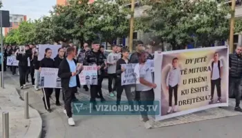 Dy të miturit humbën jetën teksa luanin përpara shtëpisë, banorët në Durrës marshojnë në shenjë proteste: Mos na vrisni, duam drejtësi