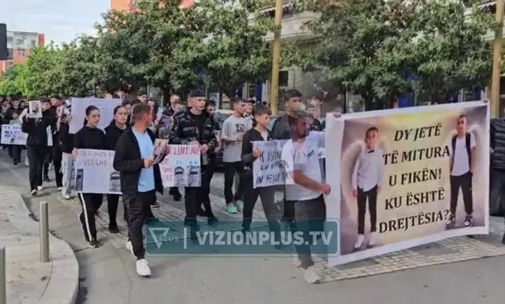 Dy të miturit humbën jetën teksa luanin përpara shtëpisë, banorët në Durrës marshojnë në shenjë proteste: Mos na vrisni, duam drejtësi